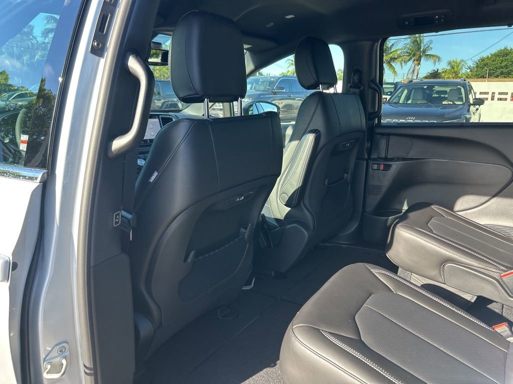New 2026 Chrysler Pacifica Select FWD image 33
