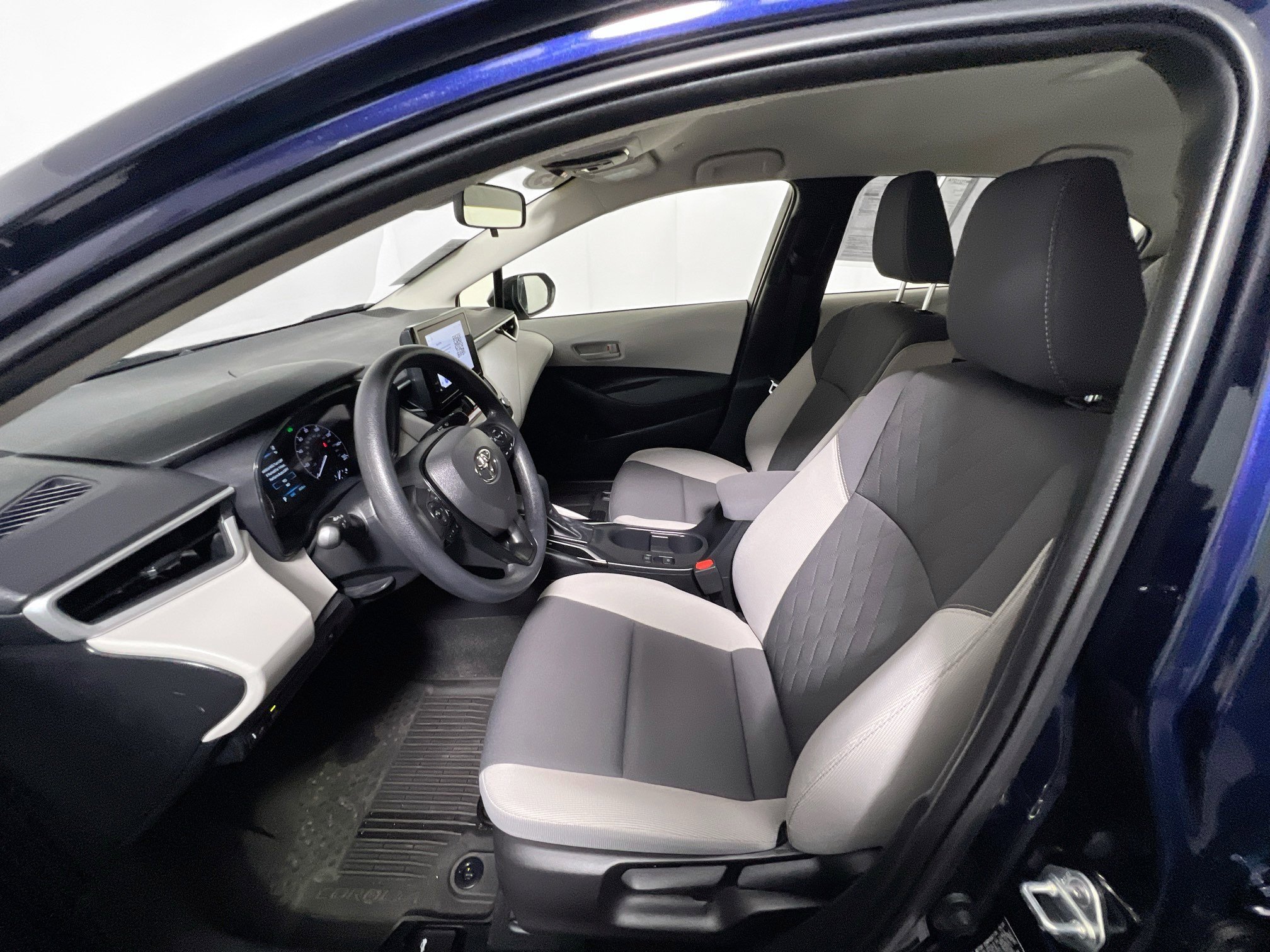 Used 2025 Toyota Corolla LE w/ Convenience Package FWD image 14