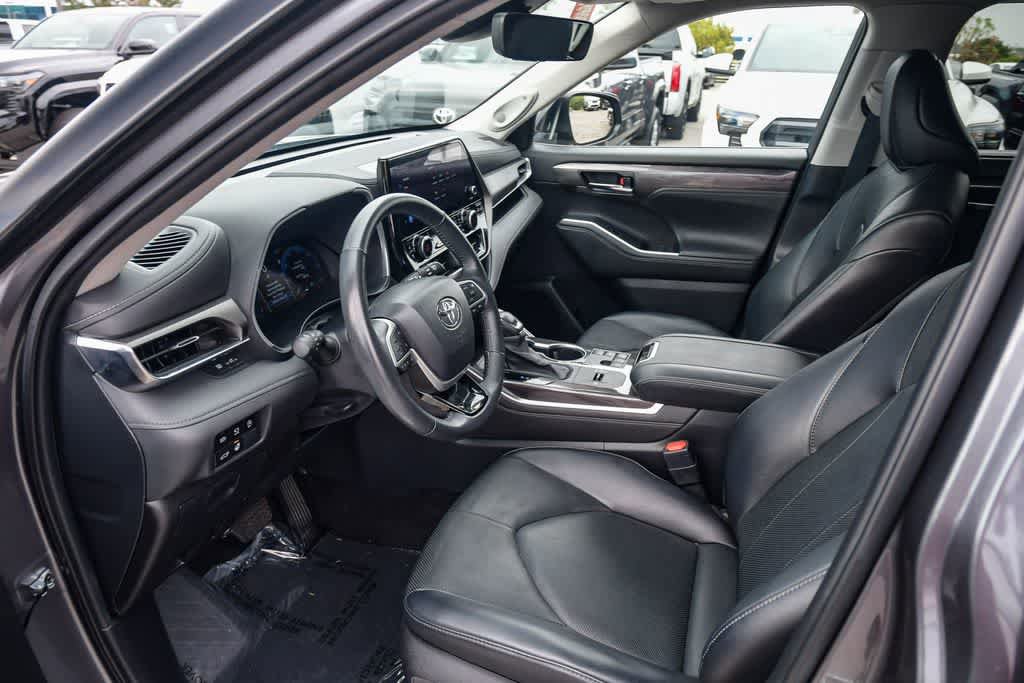 Used 2024 Toyota Highlander Limited FWD image 16