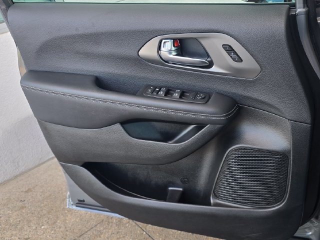 Certified 2025 Chrysler Pacifica Select AWD/4WD image 19