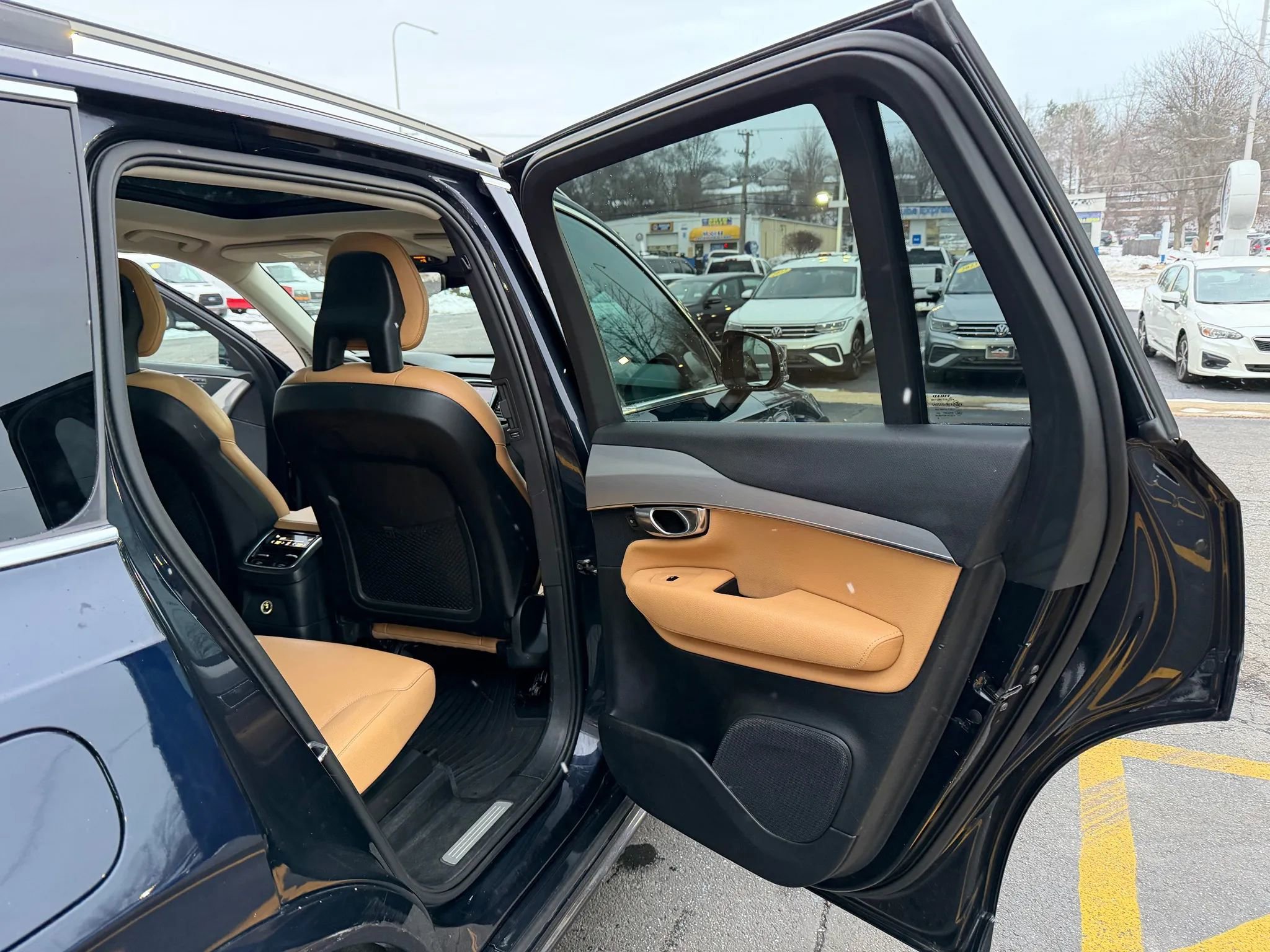 Used 2016 Volvo XC90 T8 Momentum w/ Vision Package image 21