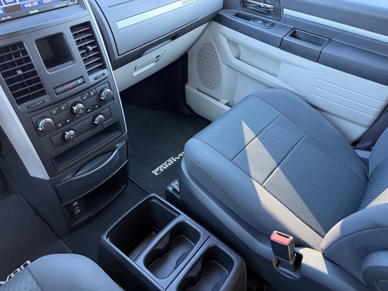 Used 2010 Dodge Grand Caravan Hero w/ Entertainment Group 1 FWD image 17