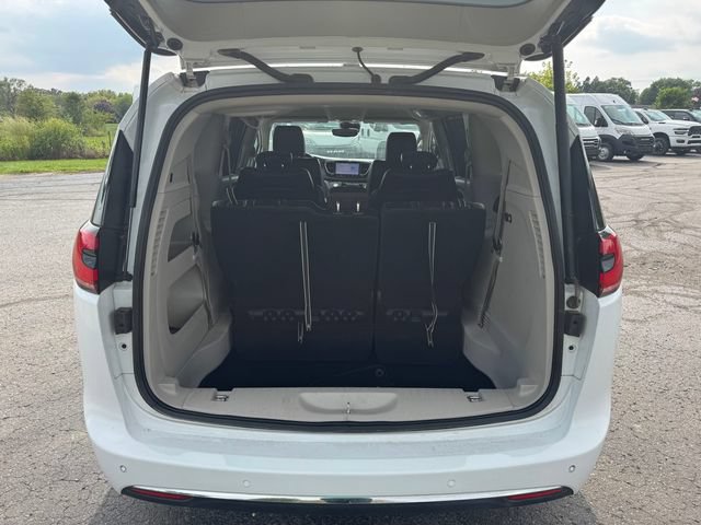 Certified 2024 Chrysler Pacifica Touring-L FWD image 17