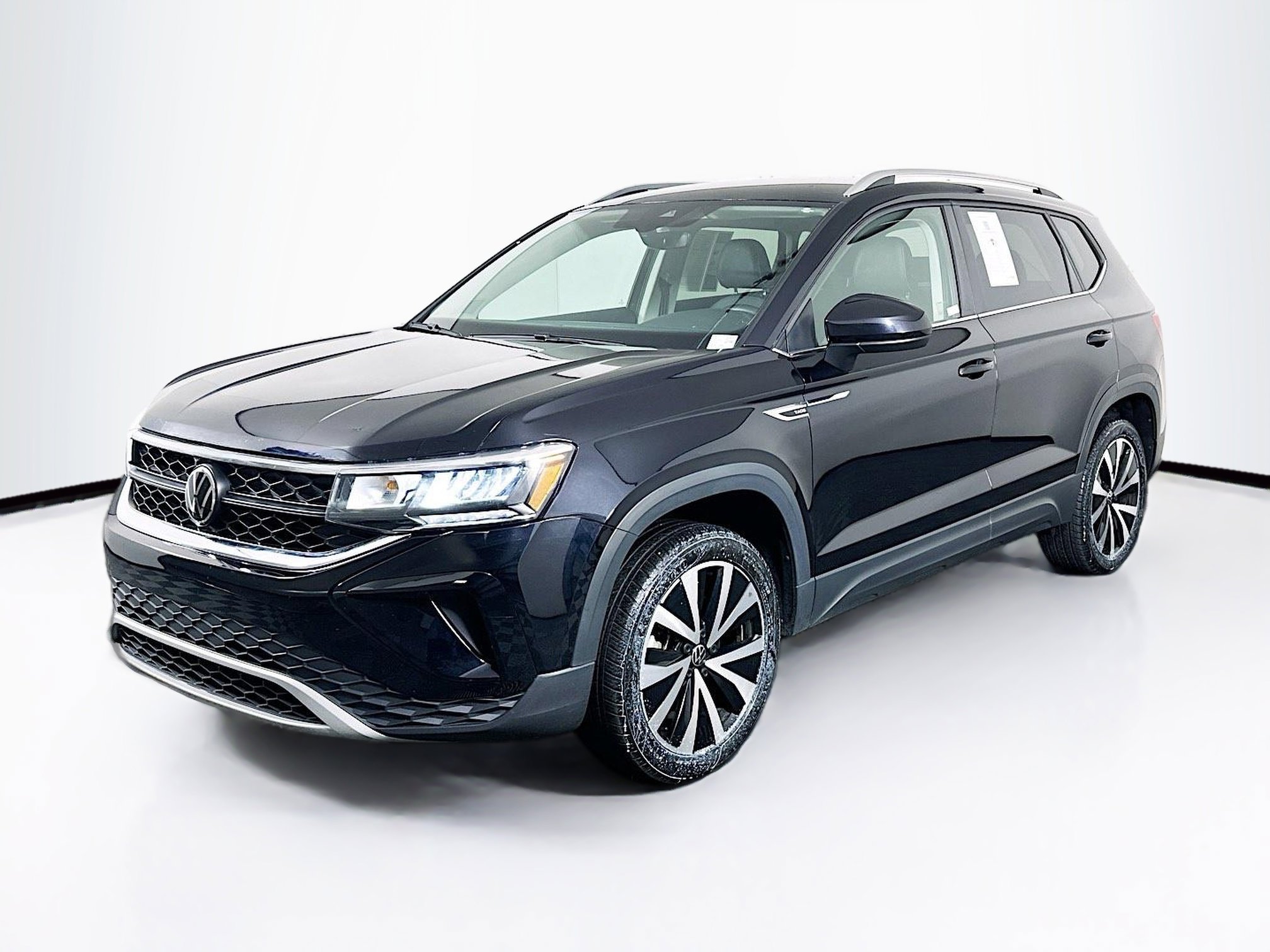 Used 2024 Volkswagen Taos SE image 3