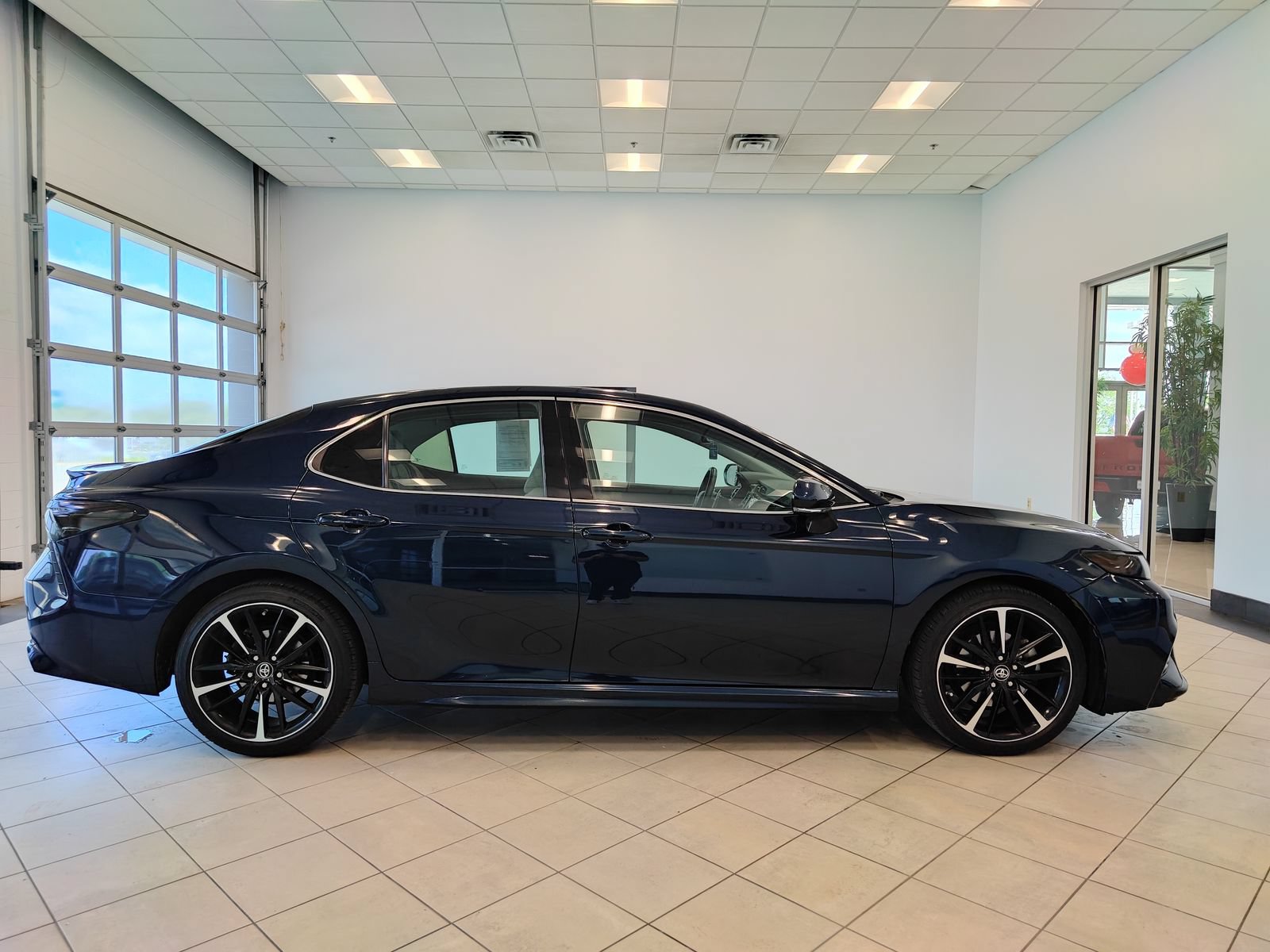 Used 2018 Toyota Camry XSE FWD image 2