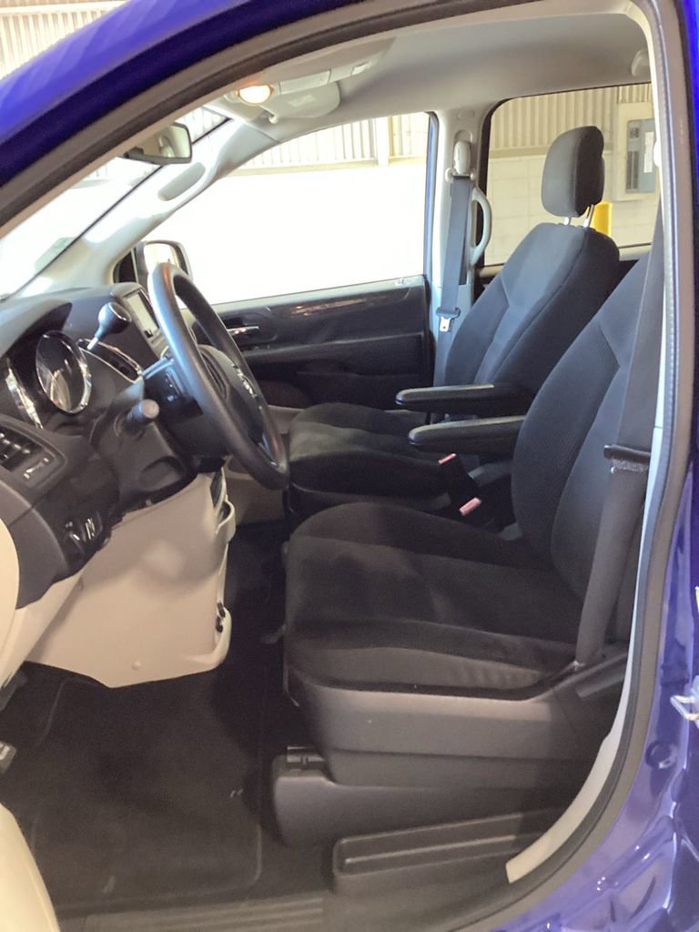 Used 2019 Dodge Grand Caravan SE w/ UConnect Hands-Free Group image 9