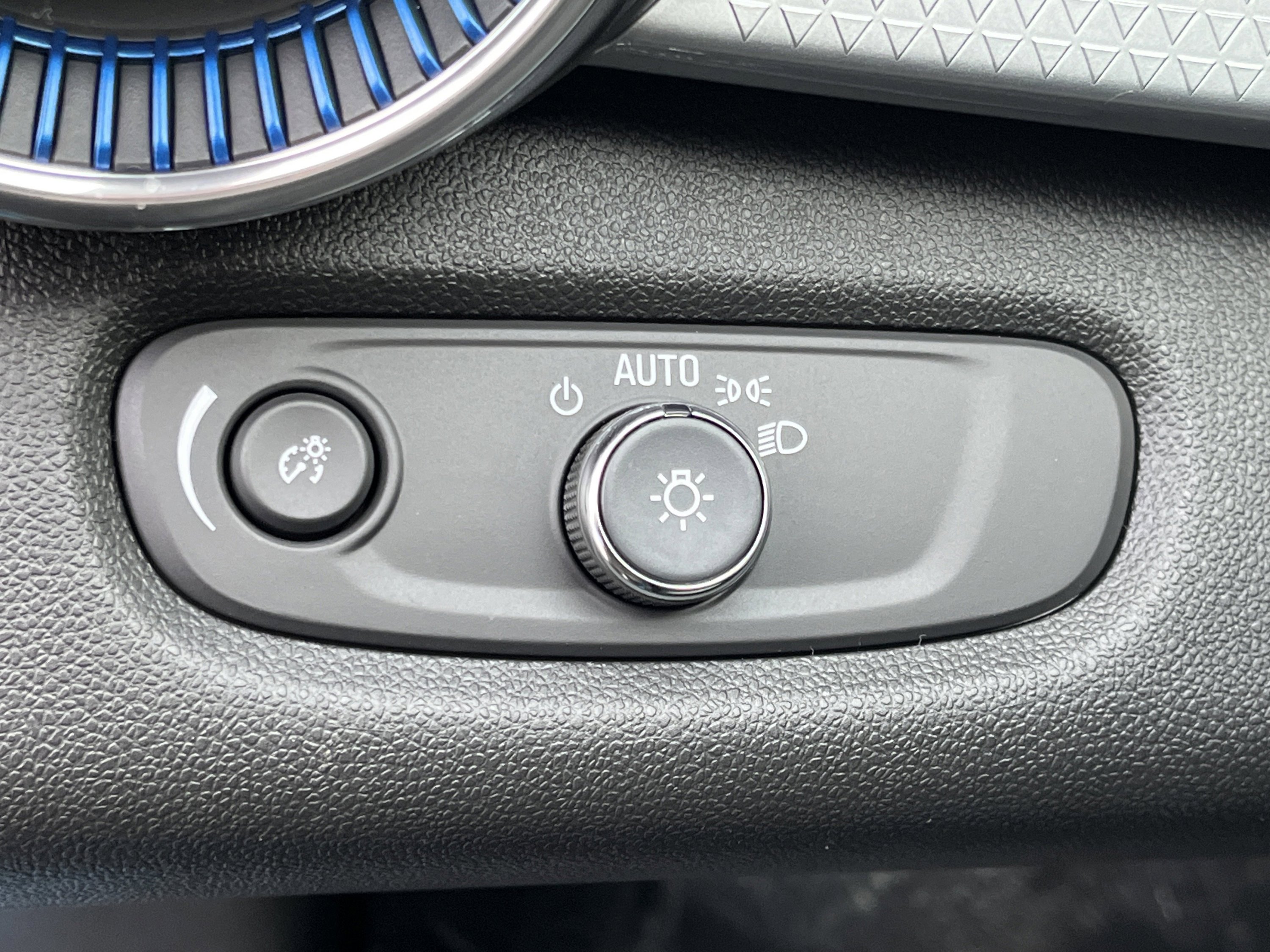 New 2026 Chevrolet Trax LT w/ Sunroof Package image 20