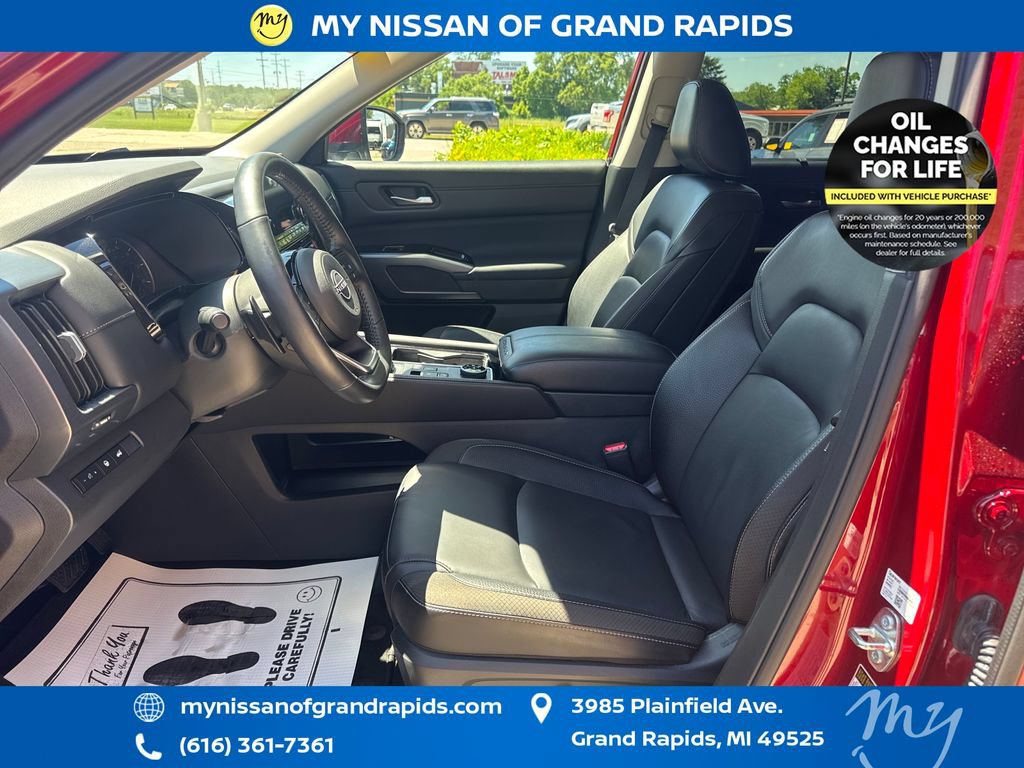 Used 2025 Nissan Pathfinder SL AWD/4WD image 10