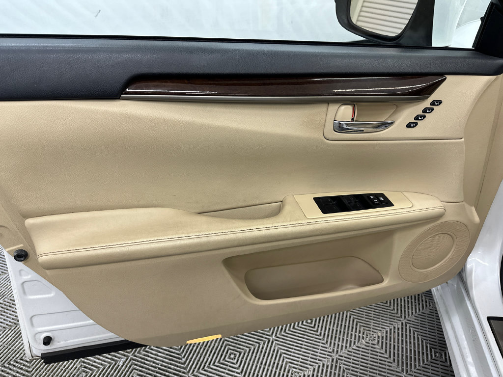 Used 2014 Lexus ES 350 w/ Luxury Package FWD image 10