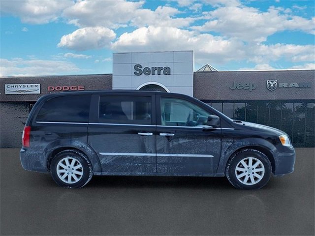 Used 2016 Chrysler Town & Country Touring w/ Driver Convenience Group image 8