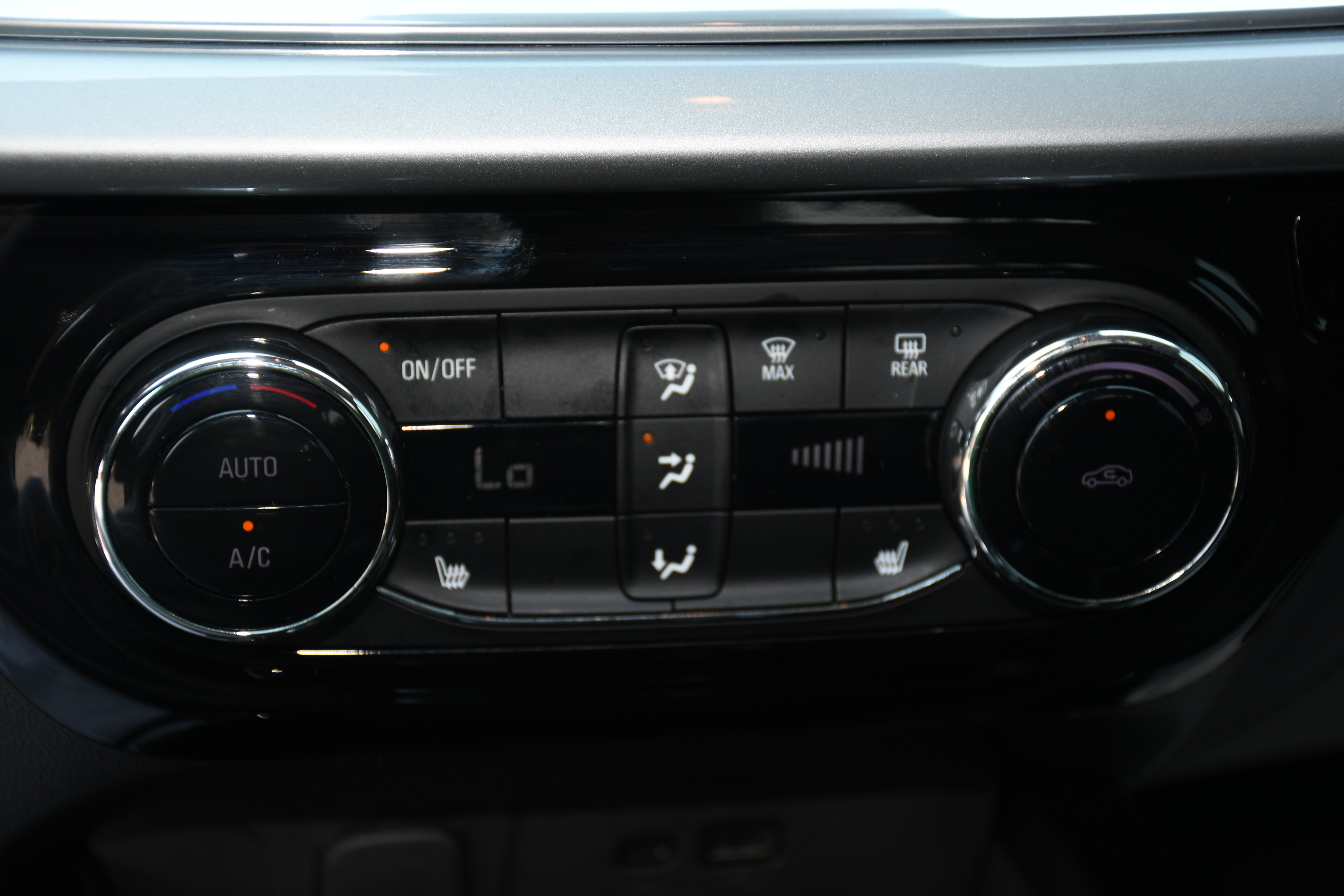 Used 2024 Chevrolet Trax LT w/ Driver Confidence Package image 14