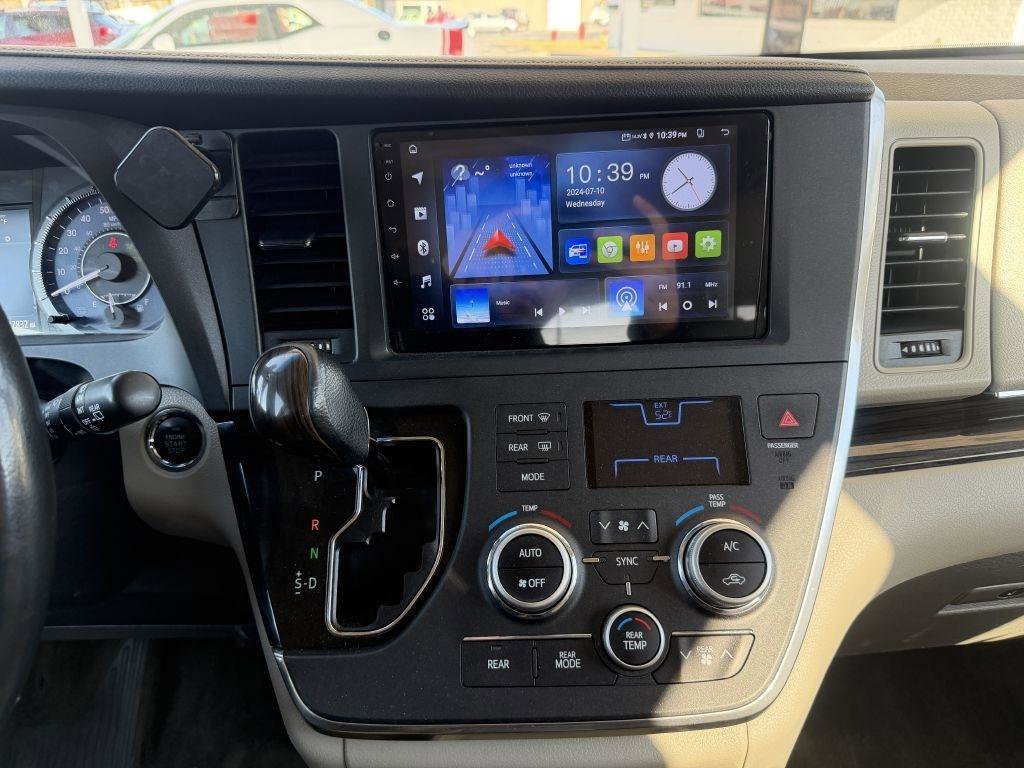 Used 2015 Toyota Sienna XLE w/ XLE Navigation Package FWD image 17