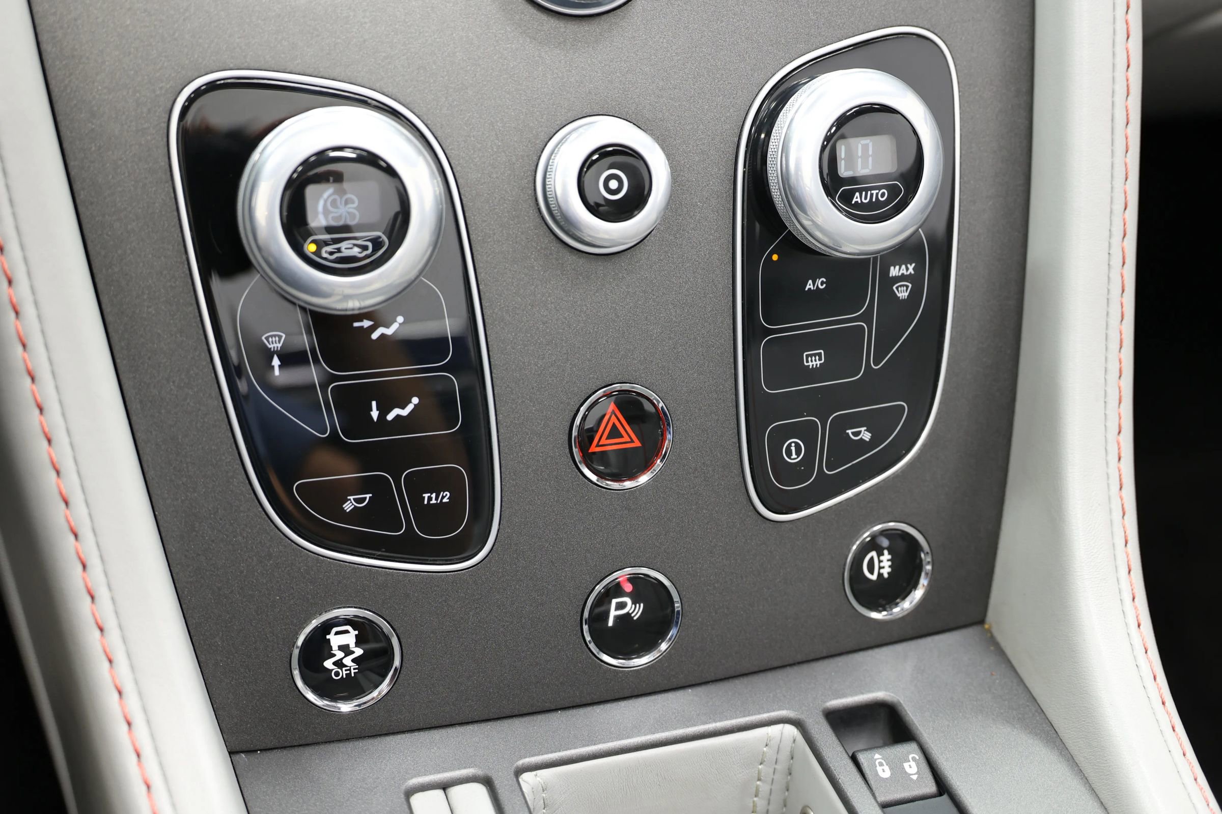 Used 2016 Aston Martin V8 Vantage GT RWD image 38