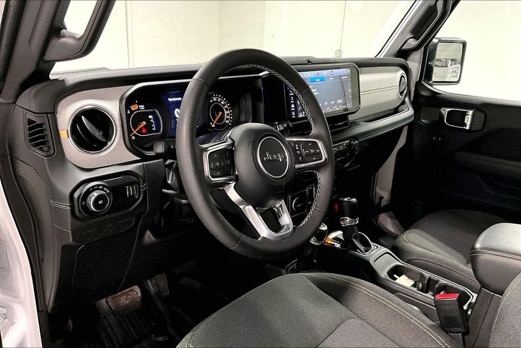 Used 2025 Jeep Wrangler Unlimited Sahara AWD/4WD image 16