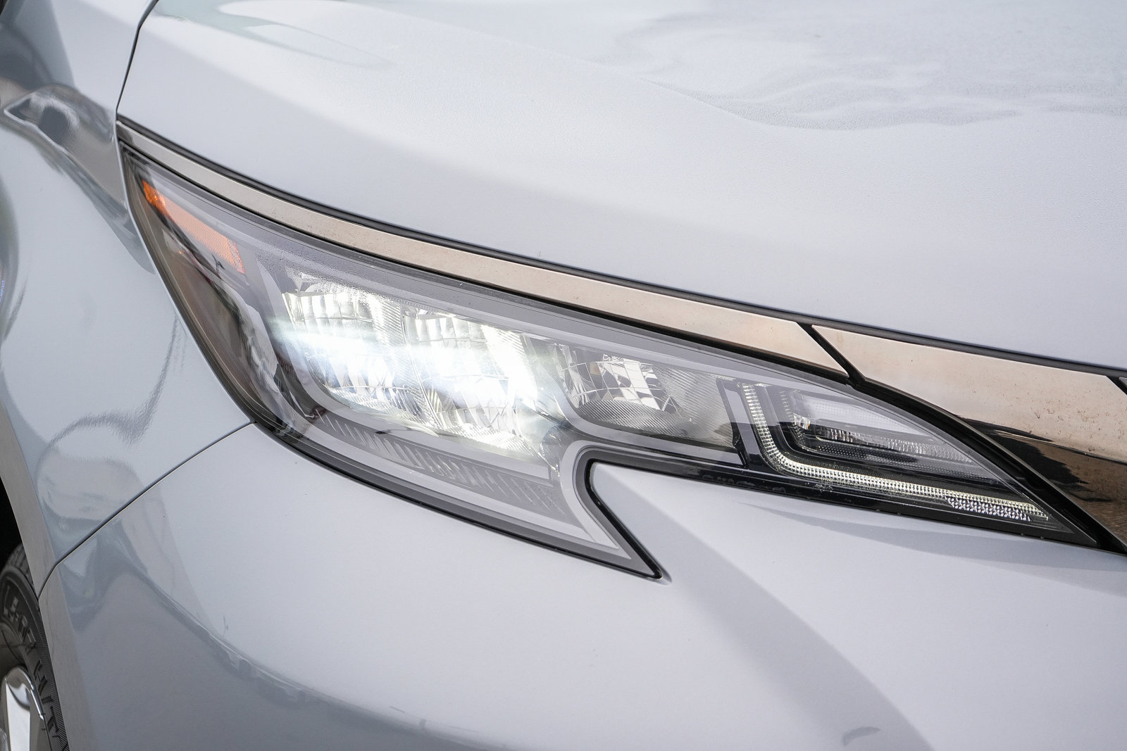 Used 2023 Toyota Sienna XLE Woodland Edition image 4