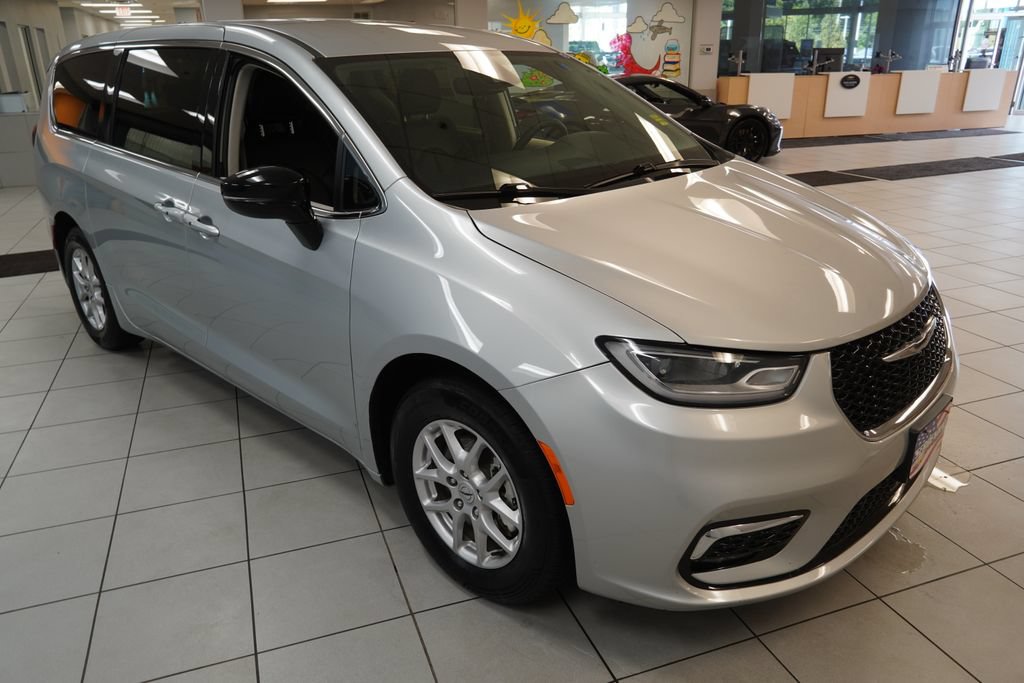 Used 2024 Chrysler Pacifica Touring-L FWD image 14