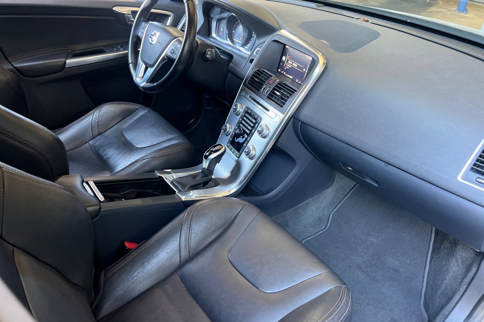 Used 2017 Volvo XC60 T5 Dynamic w/ Advanced Package AWD/4WD image 16