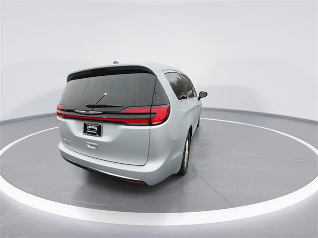 Used 2024 Chrysler Pacifica Touring-L image 8