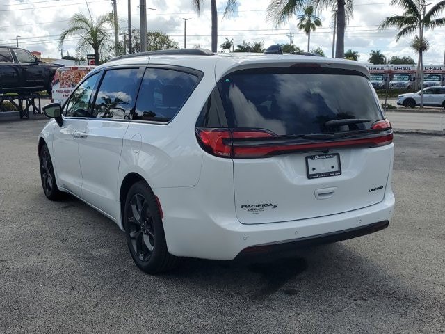 New 2026 Chrysler Pacifica Limited FWD image 3