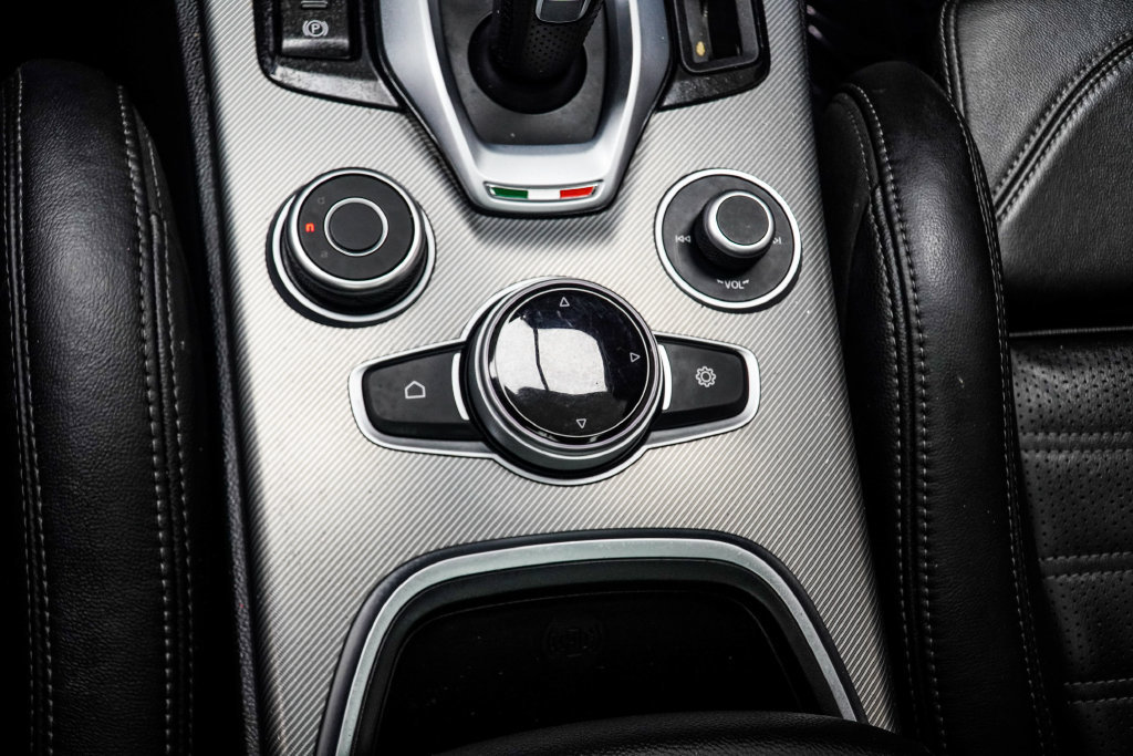 Used 2023 Alfa Romeo Stelvio Veloce AWD/4WD image 24