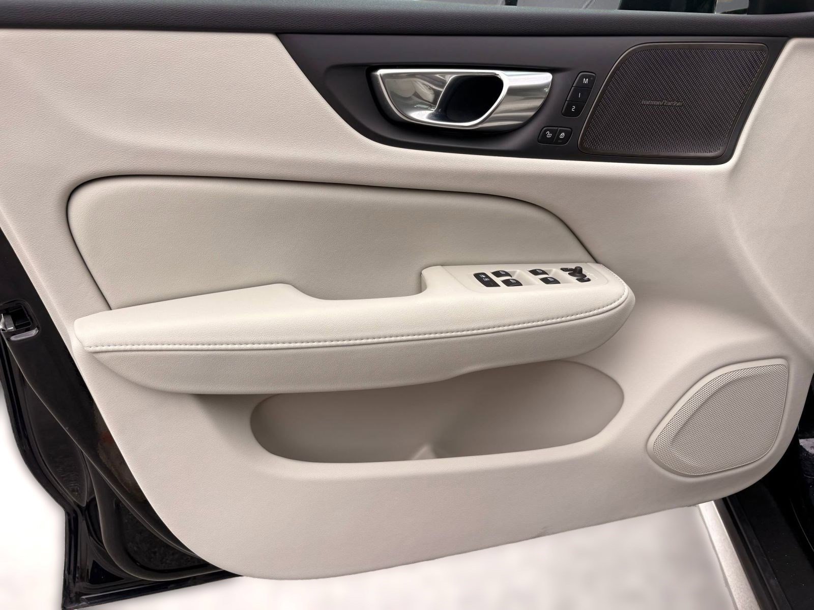 Certified 2025 Volvo V60 B5 Cross Country Ultra w/ Protection Package Premier image 20