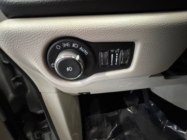 Used 2024 Chrysler Pacifica Touring-L FWD image 21