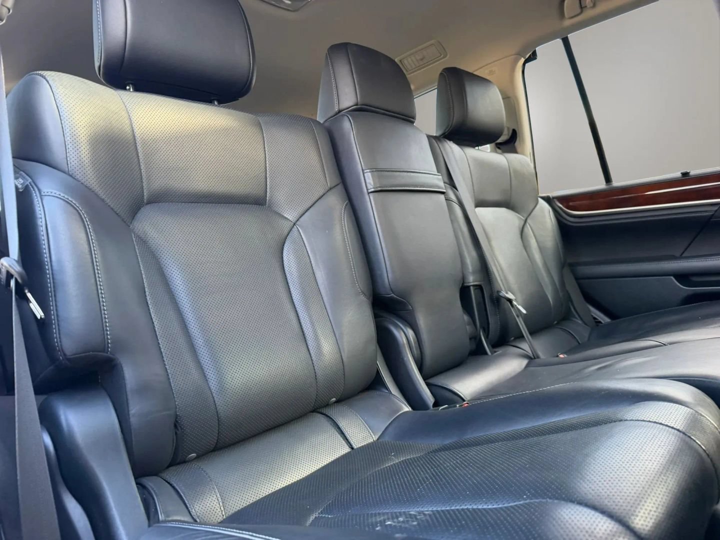 Used 2016 Lexus LX 570 4WD w/ Luxury Package image 19