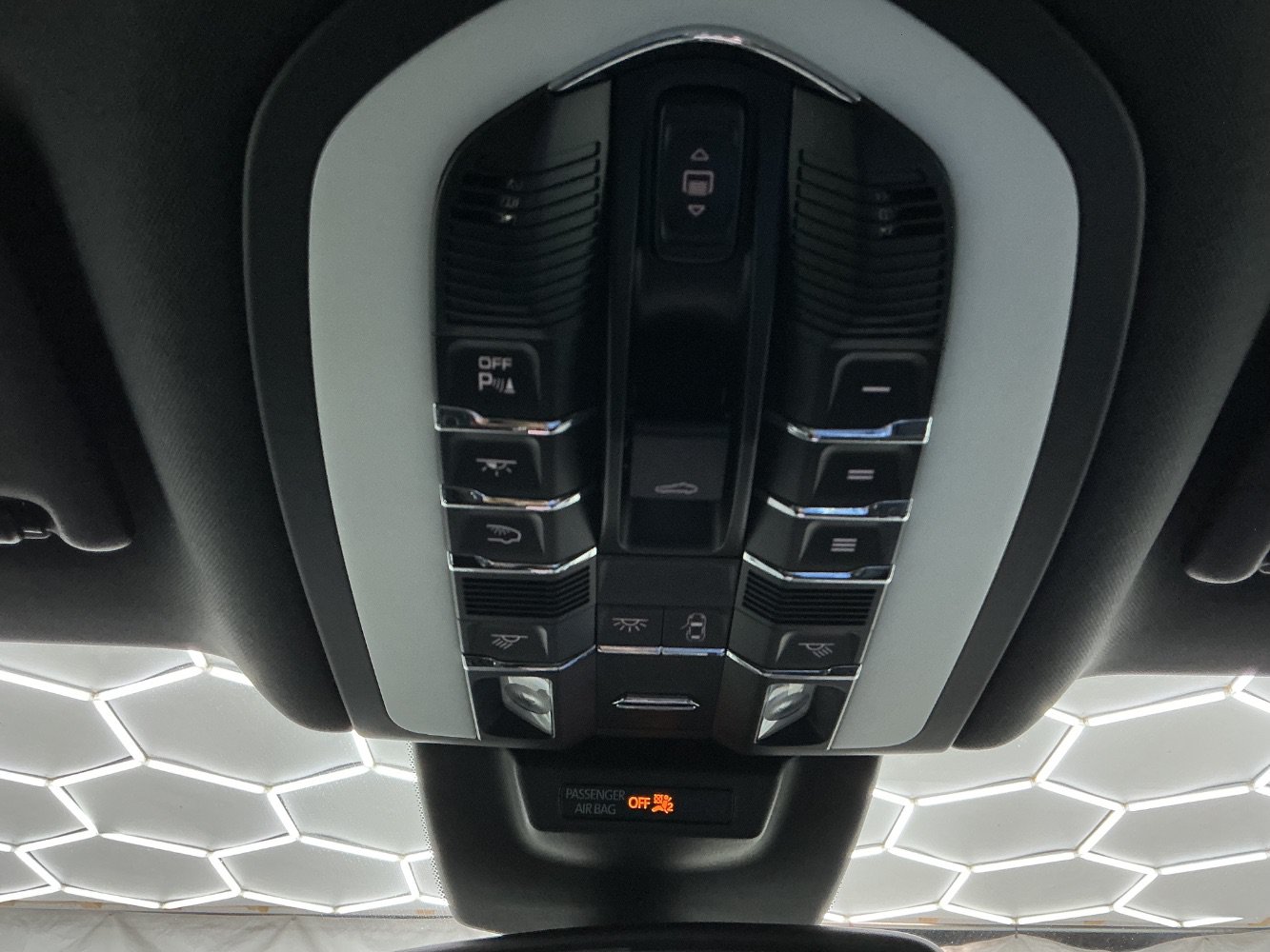 Used 2018 Porsche Macan AWD/4WD image 37