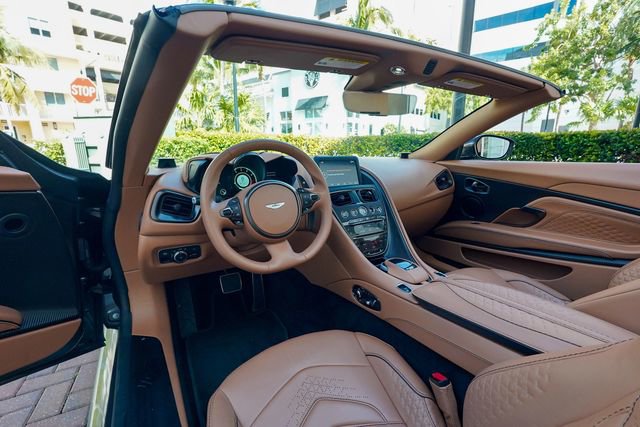 Used 2023 Aston Martin DBS Volante image 3