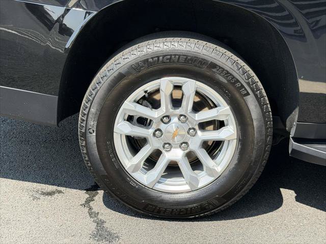 Used 2025 Chevrolet Suburban LT AWD/4WD image 9