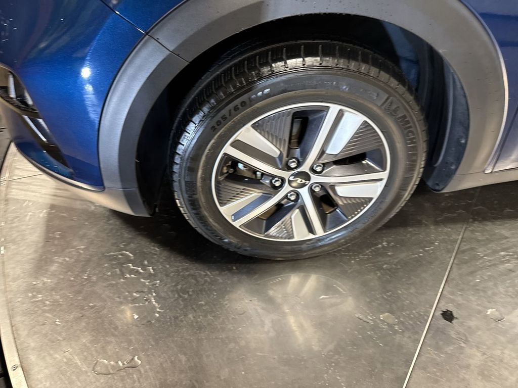 Used 2022 Kia Niro EX image 10