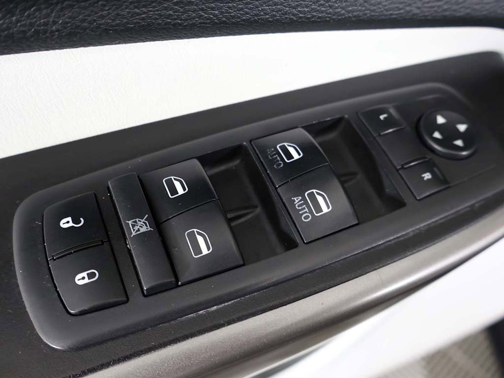 Used 2019 Jeep Cherokee Overland w/ Technology Group image 41