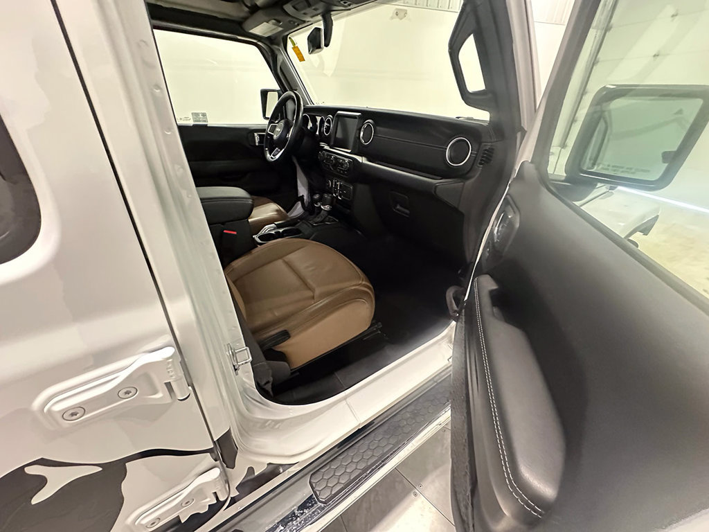 Used 2022 Jeep Wrangler Unlimited Sahara w/ LED Lighting Group AWD/4WD image 24