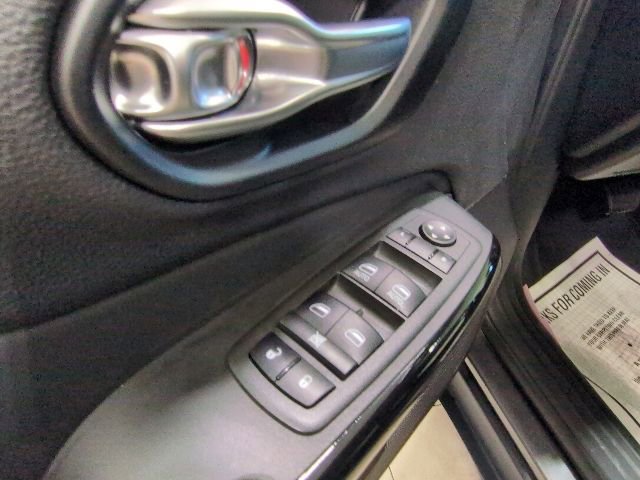 Used 2023 Jeep Cherokee Altitude Lux AWD/4WD image 19