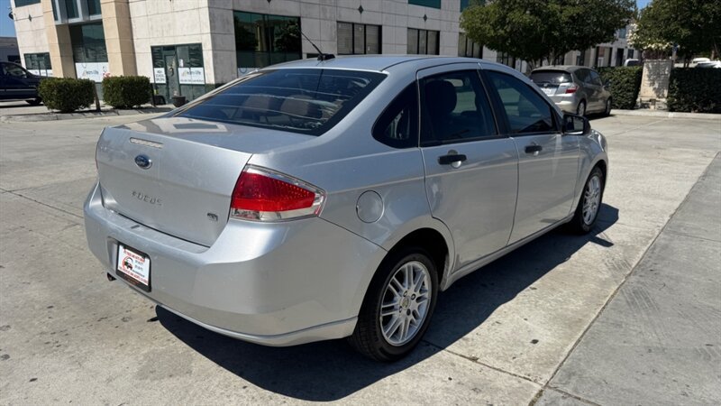 Used 2011 Ford Focus SE FWD image 12
