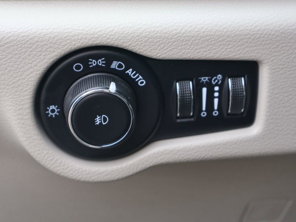 Used 2023 Chrysler Pacifica Touring-L image 17