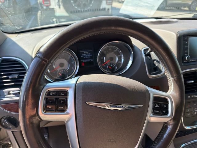Used 2011 Chrysler Town & Country Limited FWD image 40