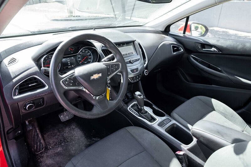 Used 2017 Chevrolet Cruze LT FWD image 9