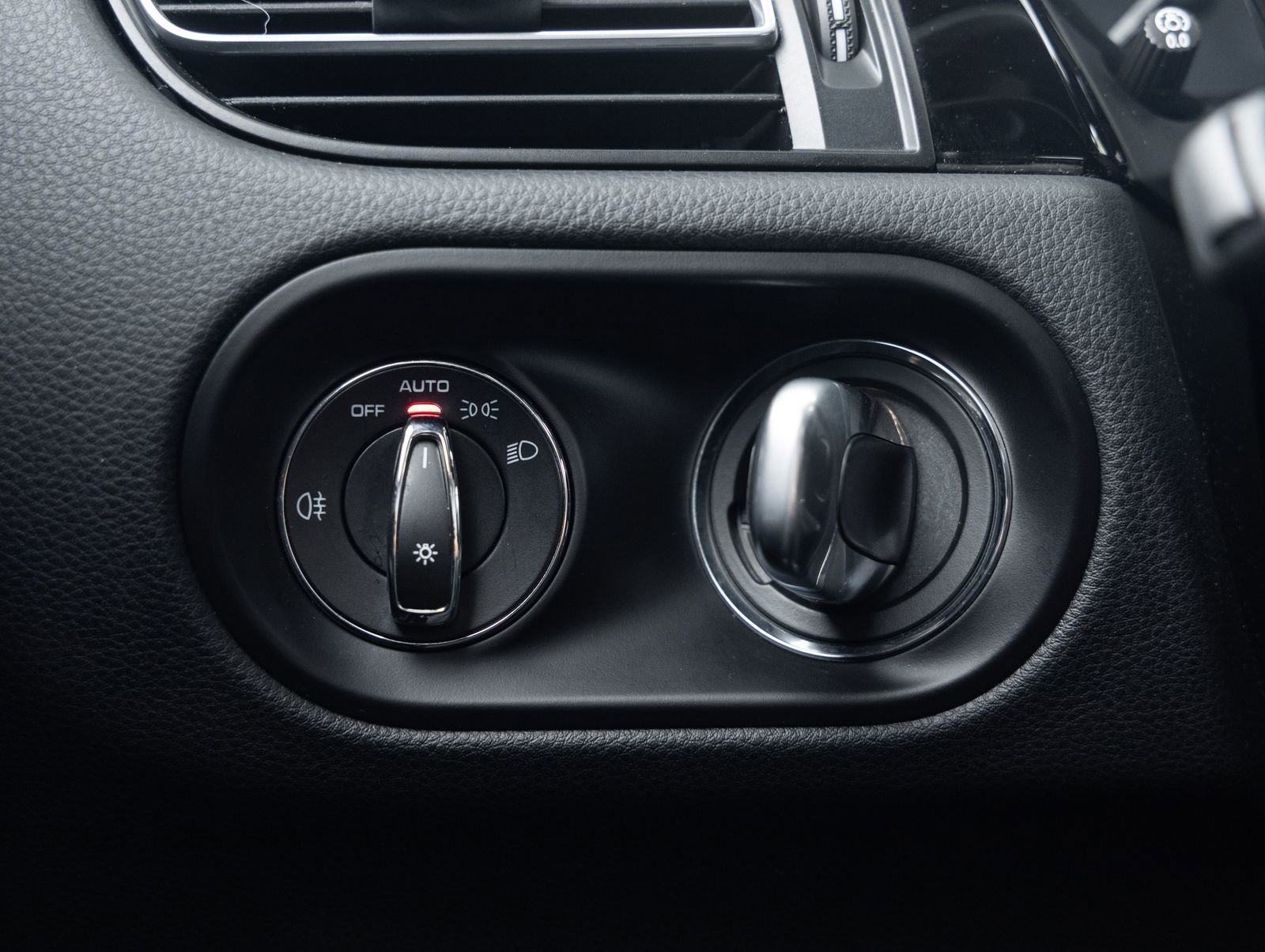 Certified 2023 Porsche Macan Turbo AWD/4WD image 17