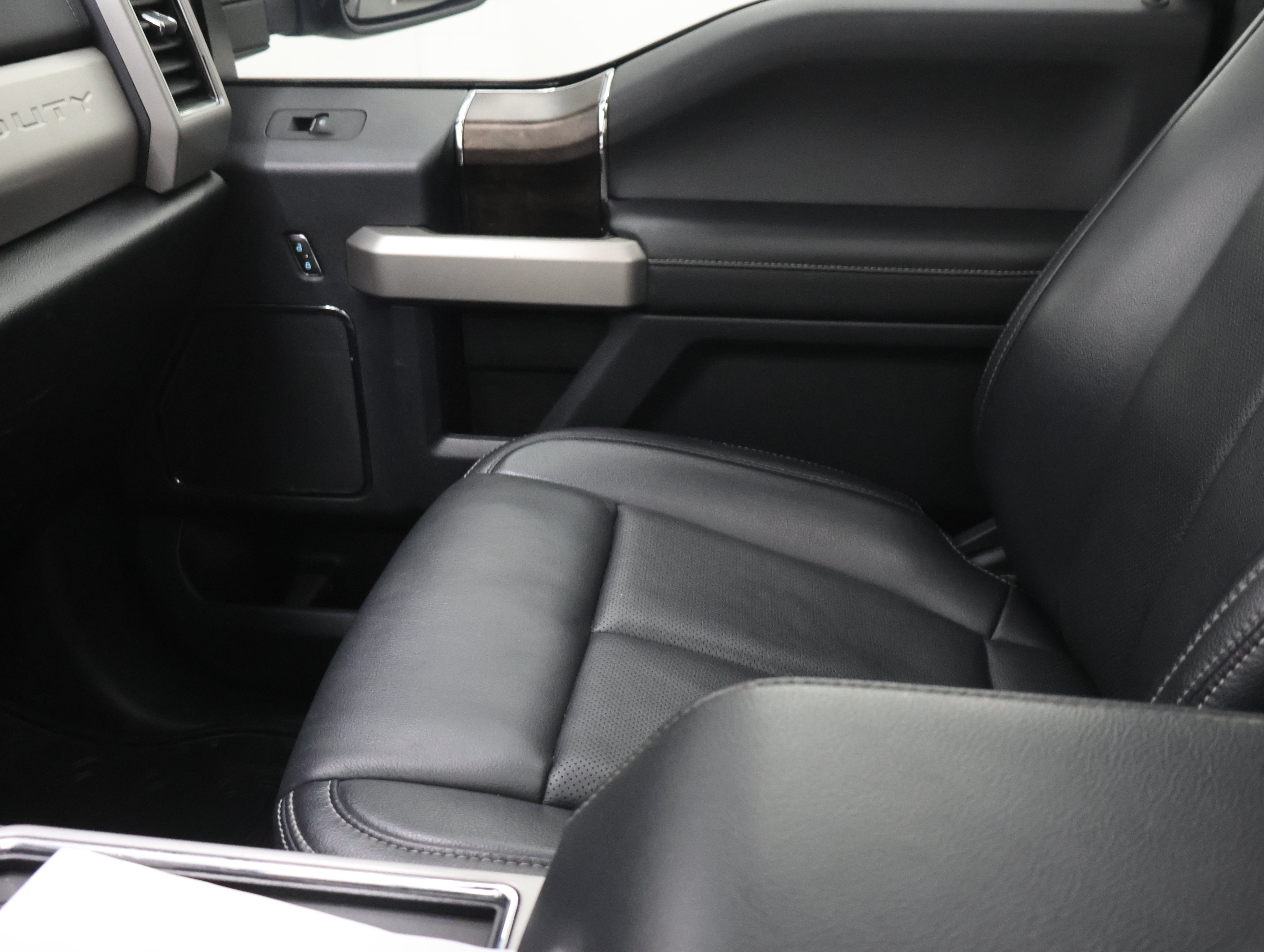 Used 2022 Ford F250 Lariat w/ Black Appearance Package AWD/4WD image 14