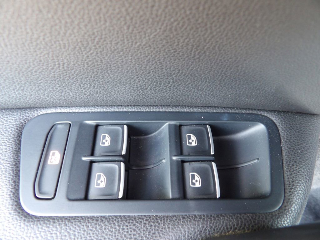 Used 2018 Volkswagen Golf R 4-Door image 10