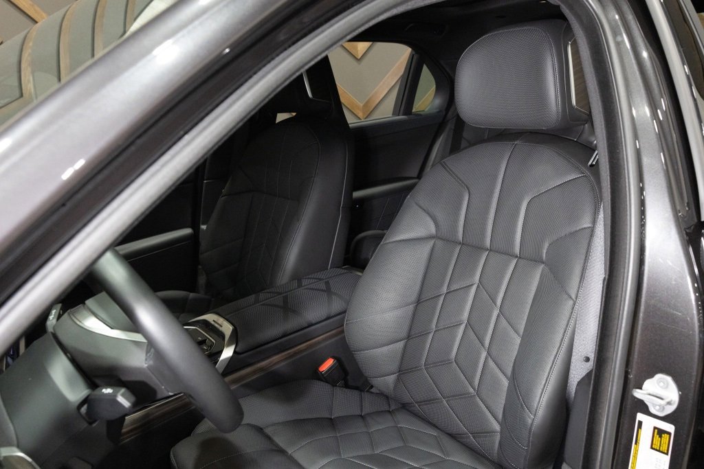 Used 2025 BMW i7 xDrive60 image 23