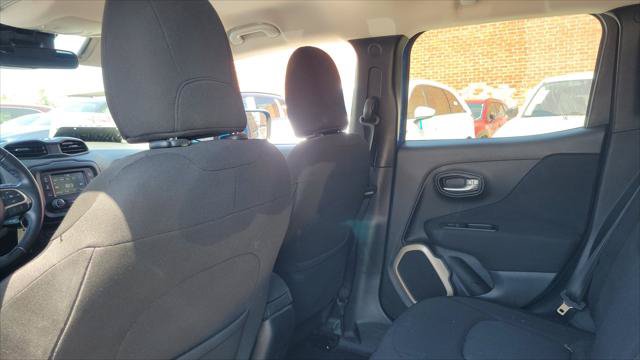 Used 2015 Jeep Renegade Latitude FWD image 12