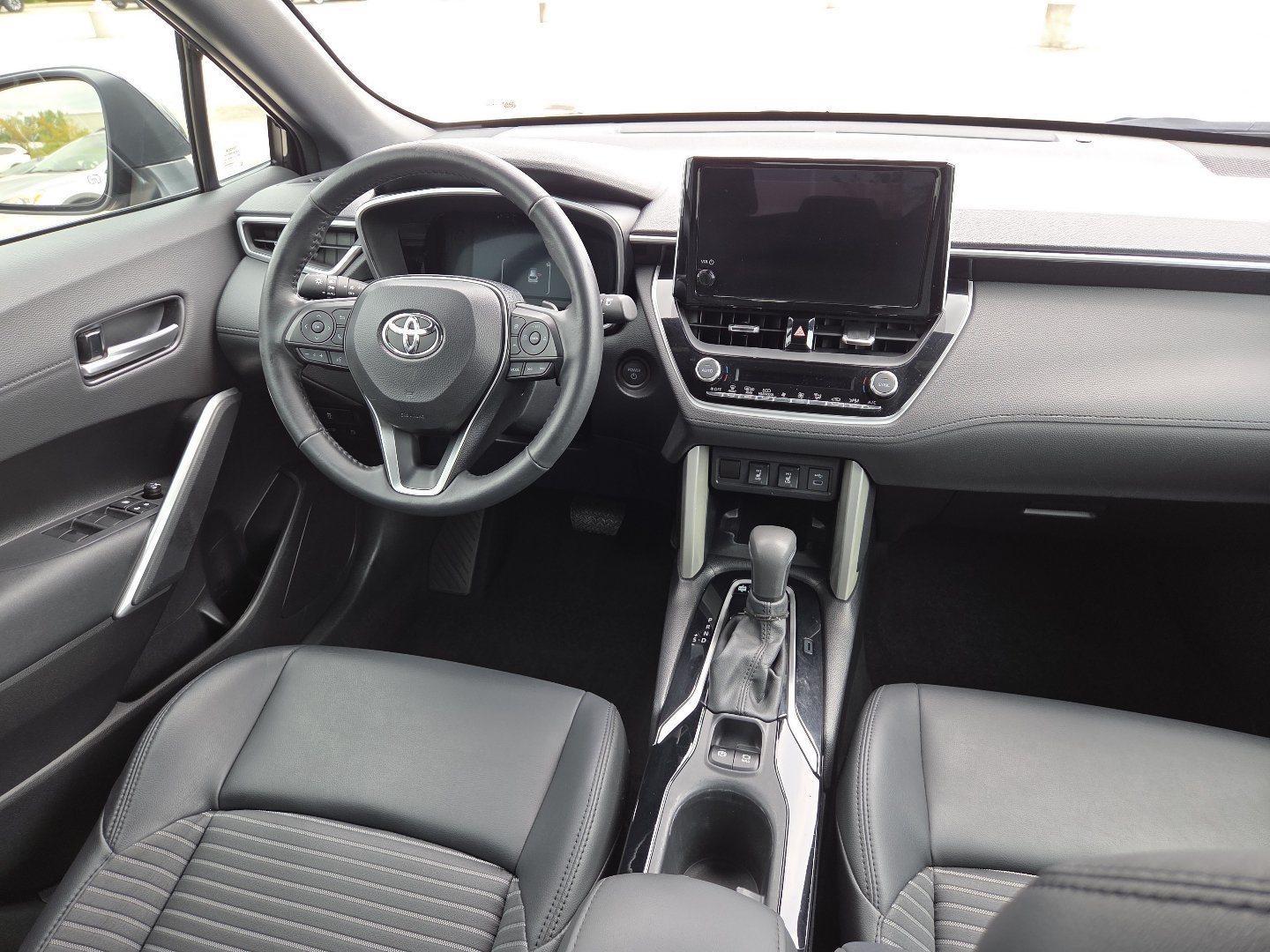 Used 2024 Toyota Corolla Cross AWD Hybrid w/ Convenience Package image 26