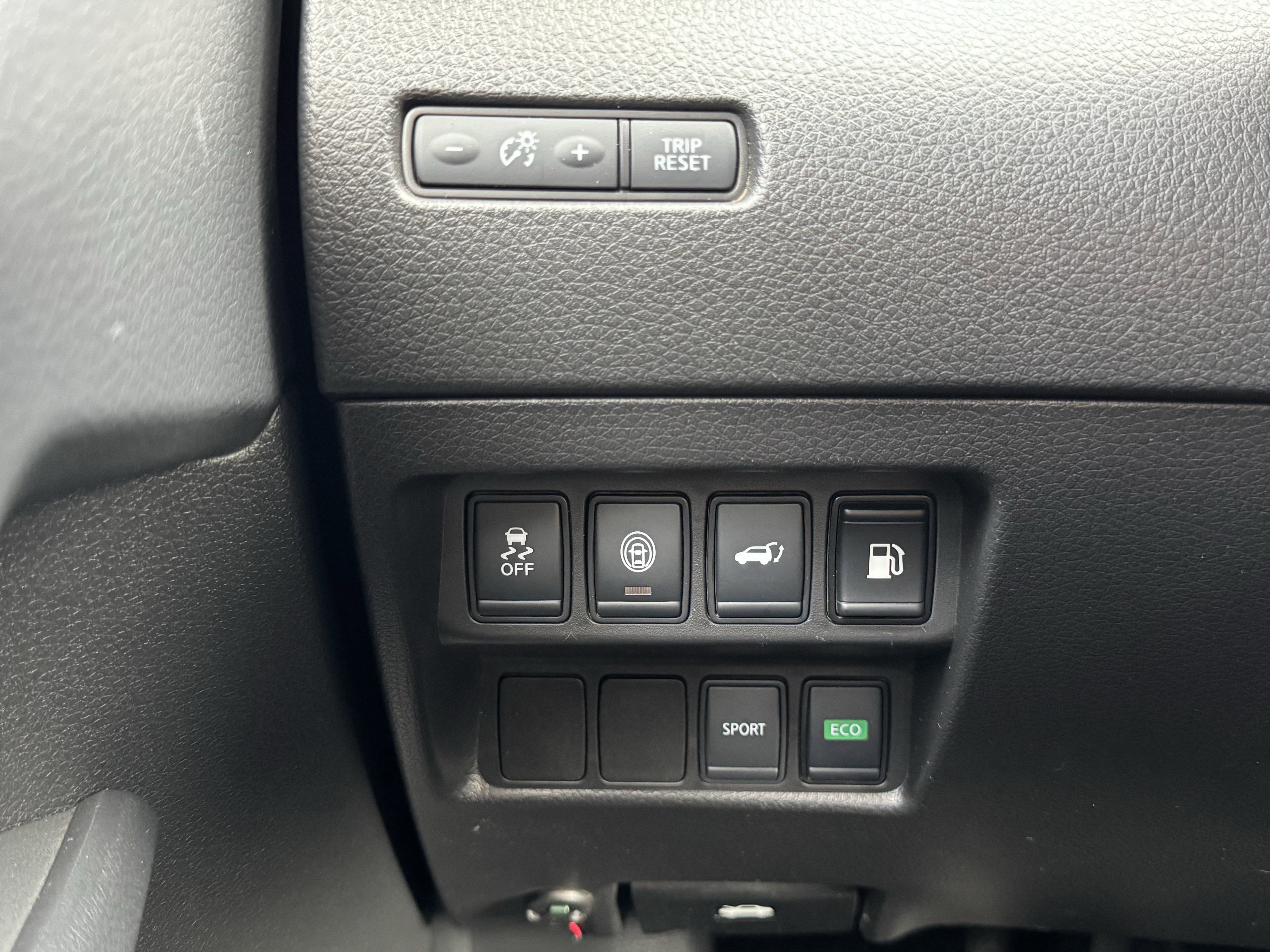 Used 2020 Nissan Rogue SV image 30