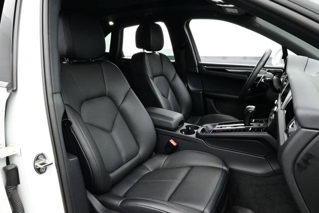 Certified 2025 Porsche Macan AWD/4WD image 18