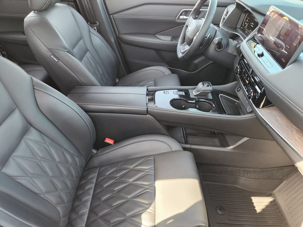 Used 2025 Nissan Rogue Platinum w/ Platinum Premium Package FWD image 10