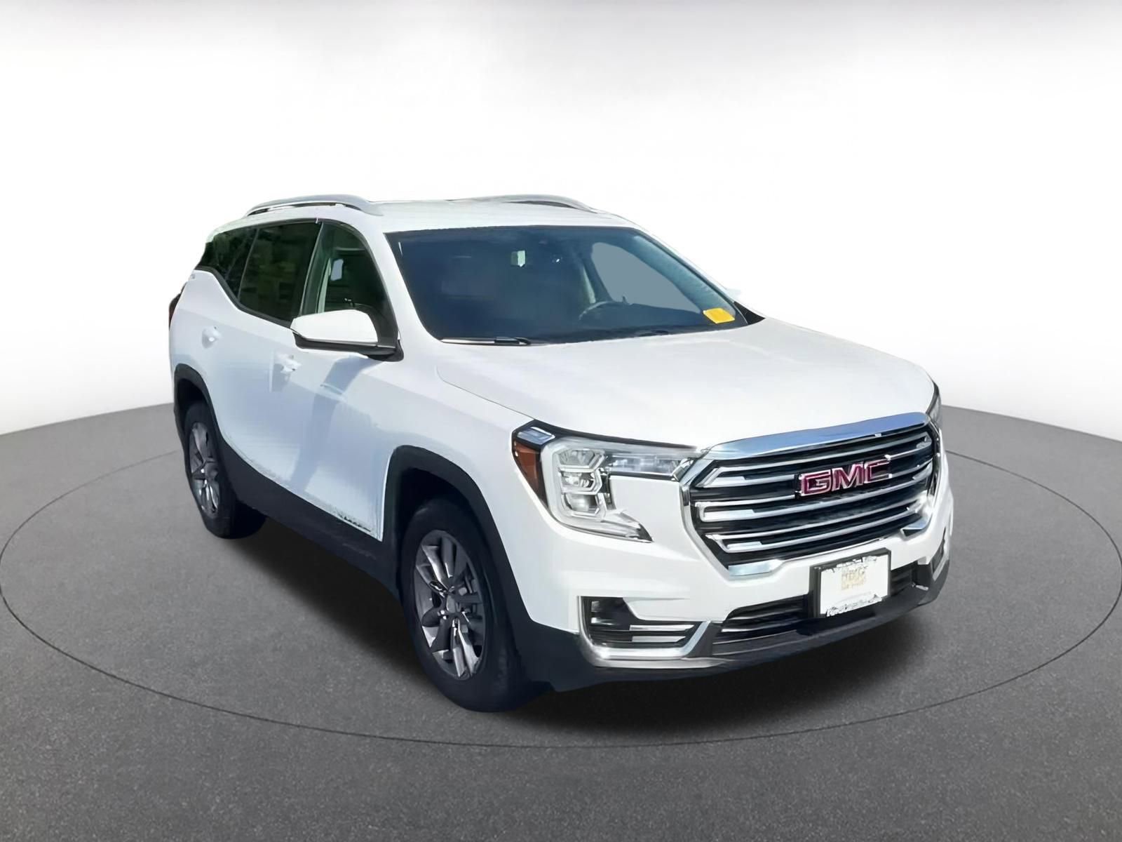 Used 2024 GMC Terrain SLT image 3