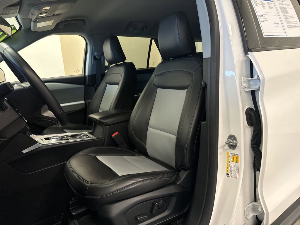 Used 2022 Ford Explorer XLT w/ Equipment Group 202A image 8