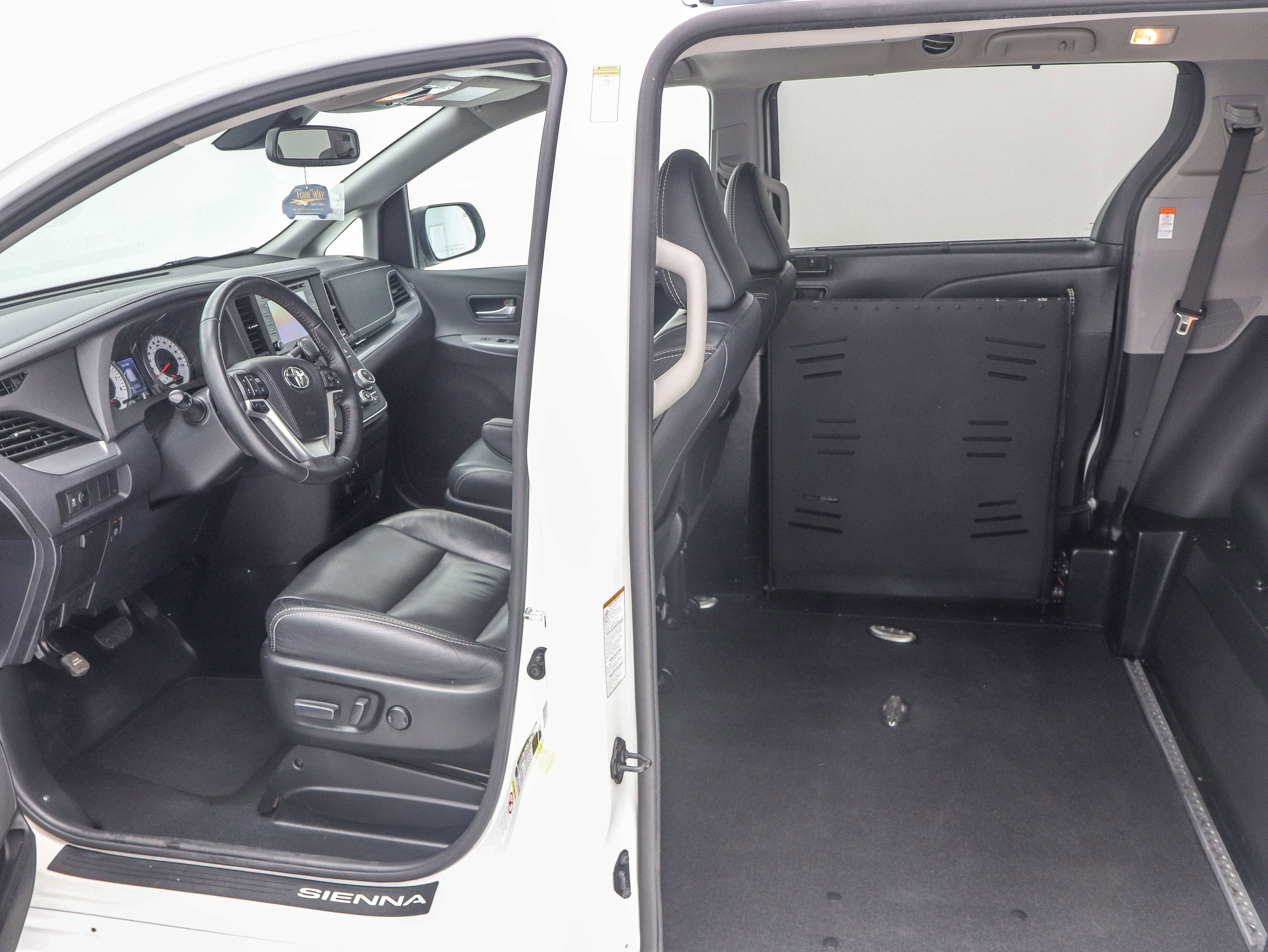 Used 2018 Toyota Sienna SE Premium w/ Carpet Mat Package image 23